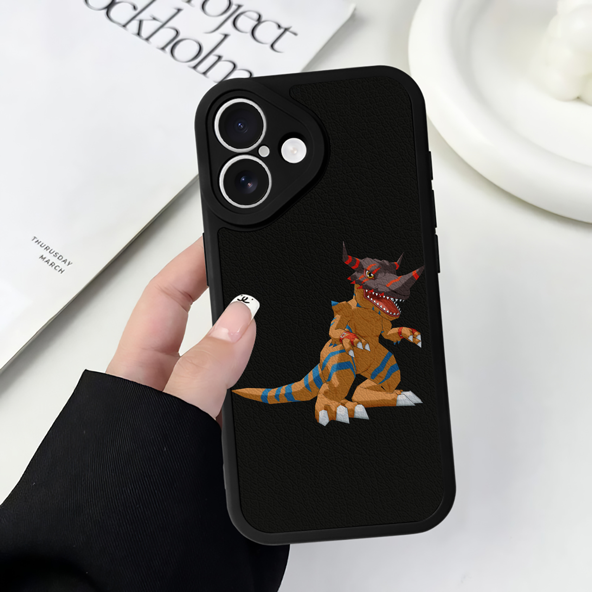 （画像用） Digimon デジタルモンスター/デジモン 【iPhone 16シリーズ対応】シリコンスマホケース（レザー調） 材質：シリコン